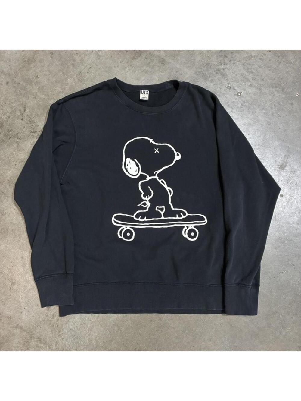 KAWS PEANUTS Snoopy skateboard black crewneck uniqlo 25x27